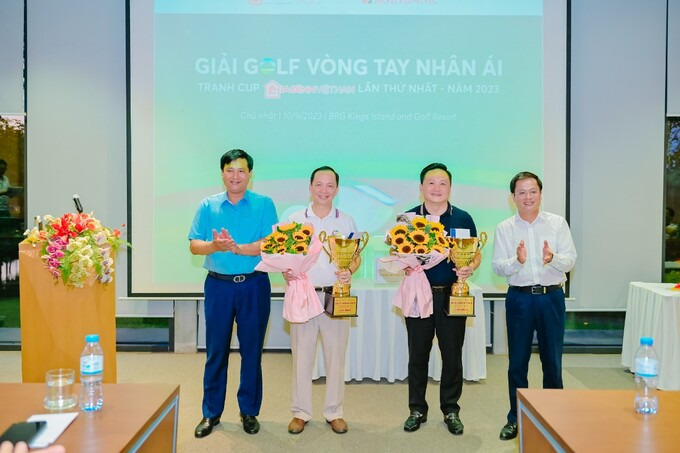 Ông Phạm Toàn Vượng - Tổng Giám đốc Ngân hàng Agribank và Nhà báo Hồ Minh Chiến - TBT Tạp chí Gia đình Việt Nam trao cúp và hoa cho các golfer đạt giải Nhất