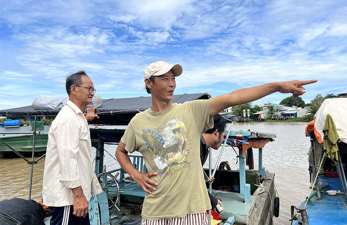 Anh Thành cùng cha kể lại sự việc cứu cháu bé.