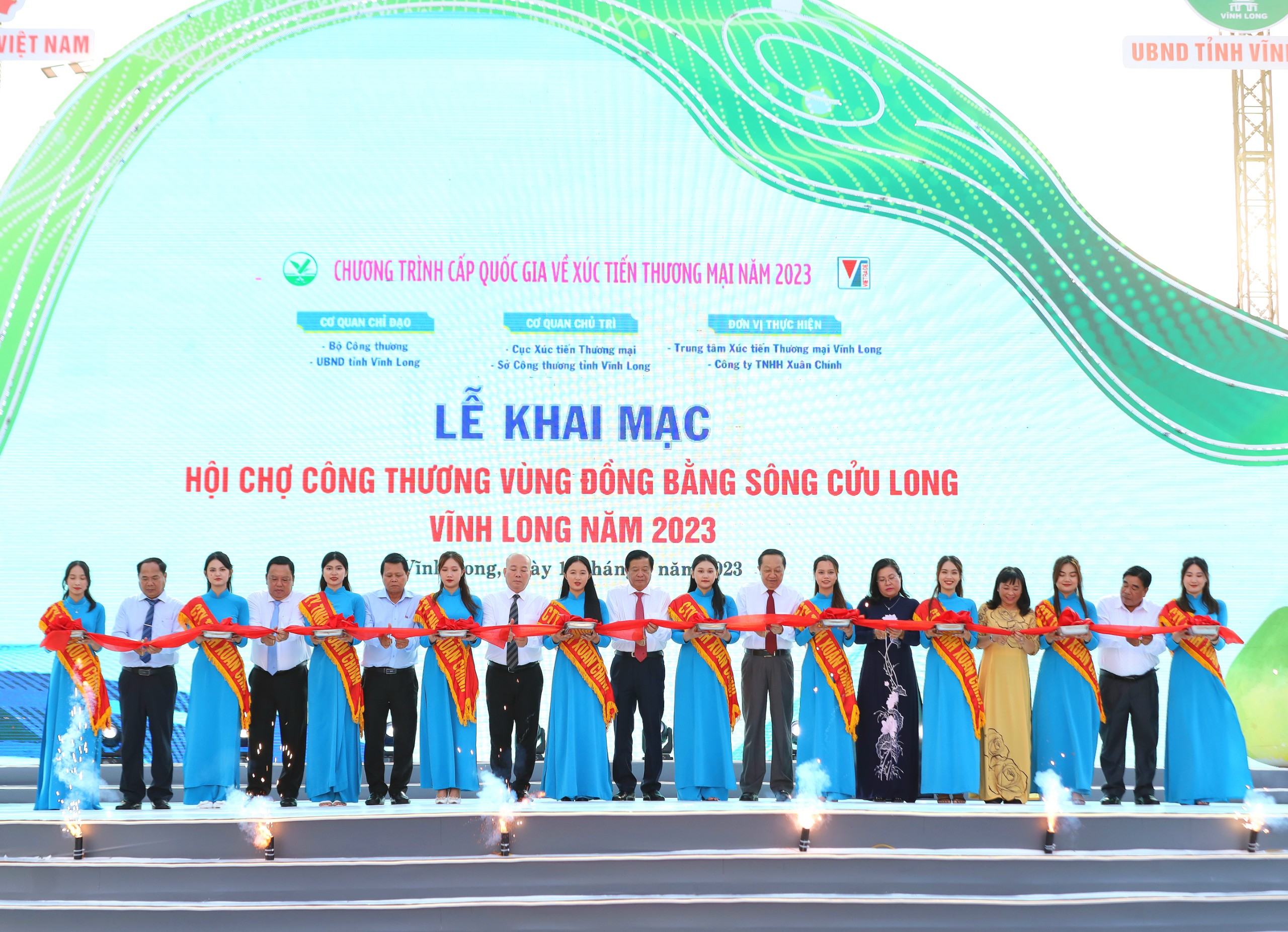 Các đại biểu thực hiện nghi thức cắt băng khai mạc Hội chợ Công Thương vùng Đồng bằng sông Cửu Long – Vĩnh Long năm 2023.