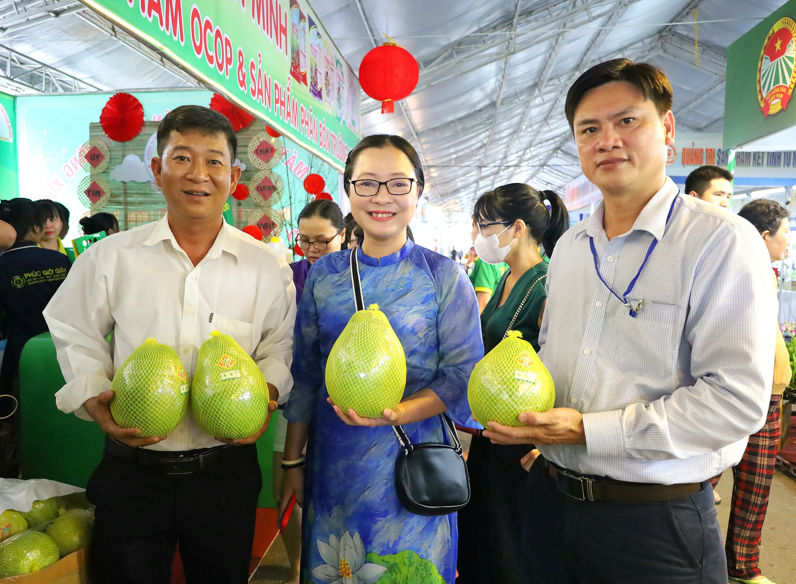 Bà Nguyễn Thị Quyên Thanh - Phó Chủ tịch UBND tỉnh Vĩnh Long chụp hình lưu niệm cùng các đơn vị tham gia hội chợ.