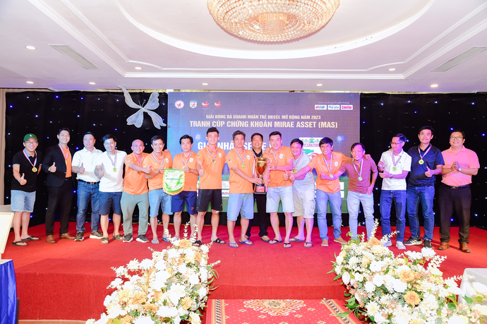 Các đội bóng đạt thứ hạng cao tại mùa Giải nhận cúp, huy chương và cờ lưu niệm từ BTC.