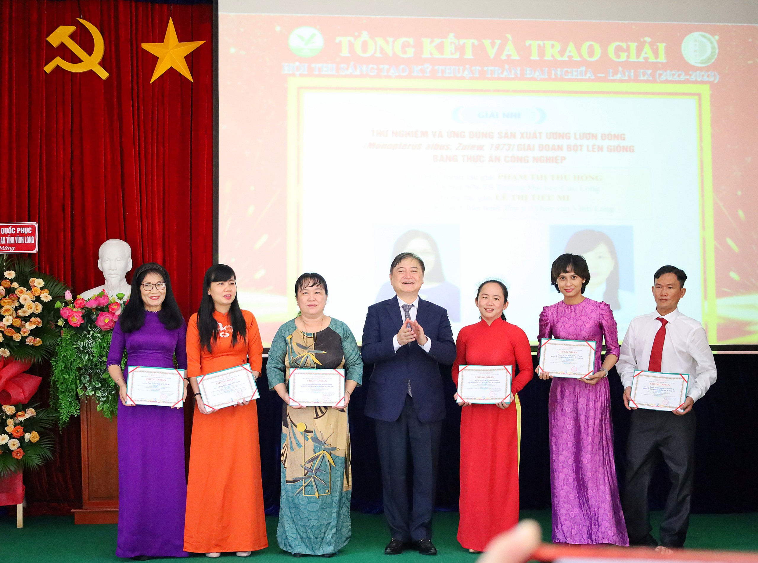 TS. Phan Xuân Dũng- Chủ tịch Liên hiệp các hội Khoa học và Kỹ Thuật Việt Nam trao giải nhì cho 2 nhóm tác giả.