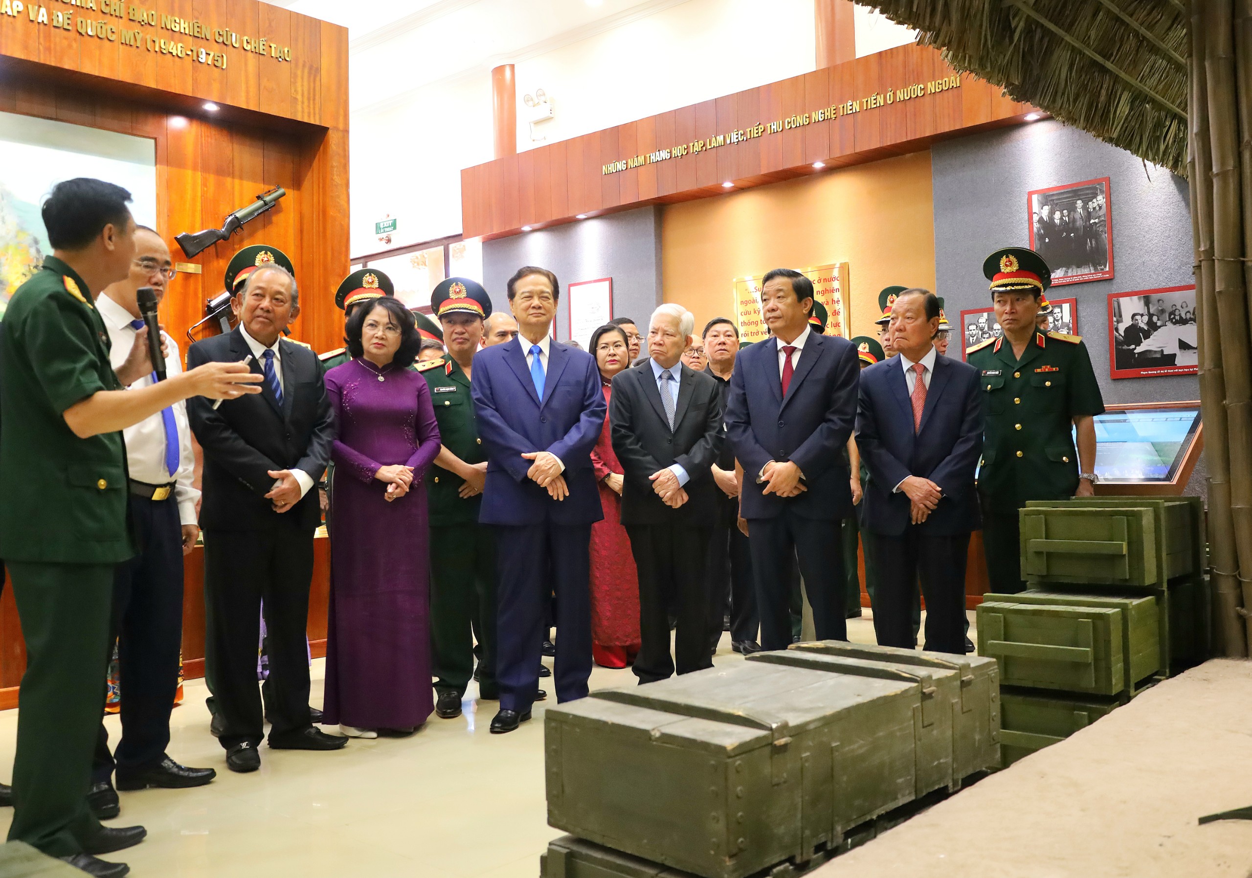 Các đại biểu tham quan khu vực trưng bày tư liệu, hiện vật về Giáo sư, Viện sĩ Trần Đại Nghĩa.