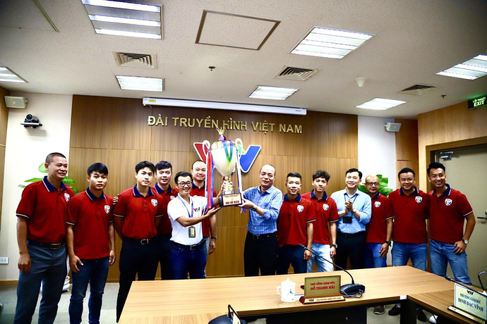 Ban lãnh đạo Đài Truyền hình Việt Nam đón nhận cúp và chúc mừng đội bóng vô địch Press Cup 2023