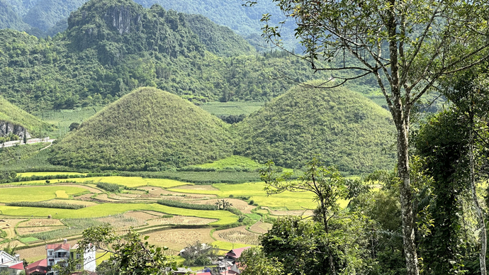 Núi Đôi nằm trên địa bàn thị trấn Tam Sơn, huyện Quản Bạ. Nơi đây còn được biết đến với tên gọi Núi Cô Tiên.