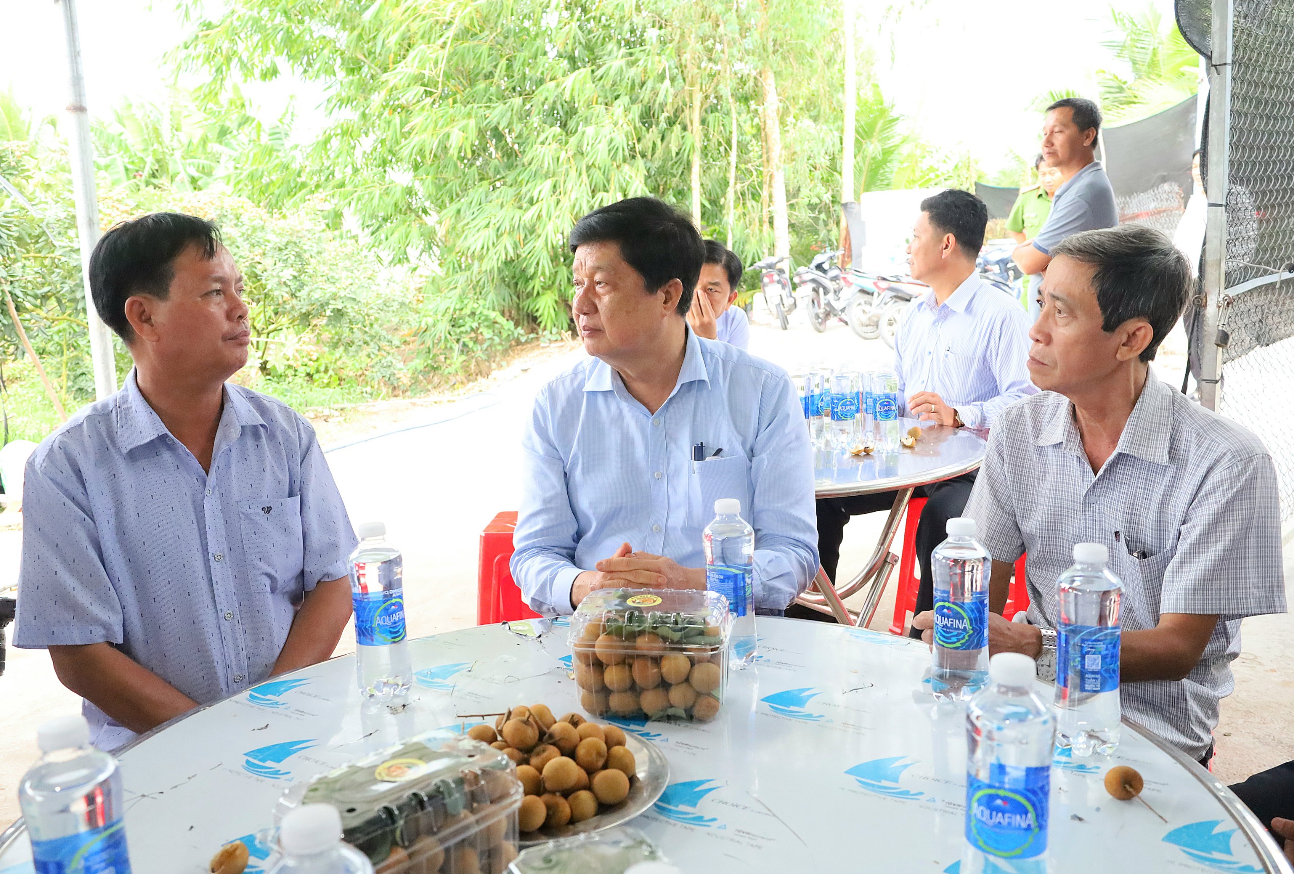 Ông Phạm Văn Hiểu - Phó Bí thư Thường trực Thành ủy, Chủ tịch HÐND TP. Cần Thơ thăm hỏi tình hình thu hoạch thanh nhãn tại Hợp tác xã nhãn thanh Hữu Tâm, xã Ðông Hiệp, huyện Cờ Đỏ.