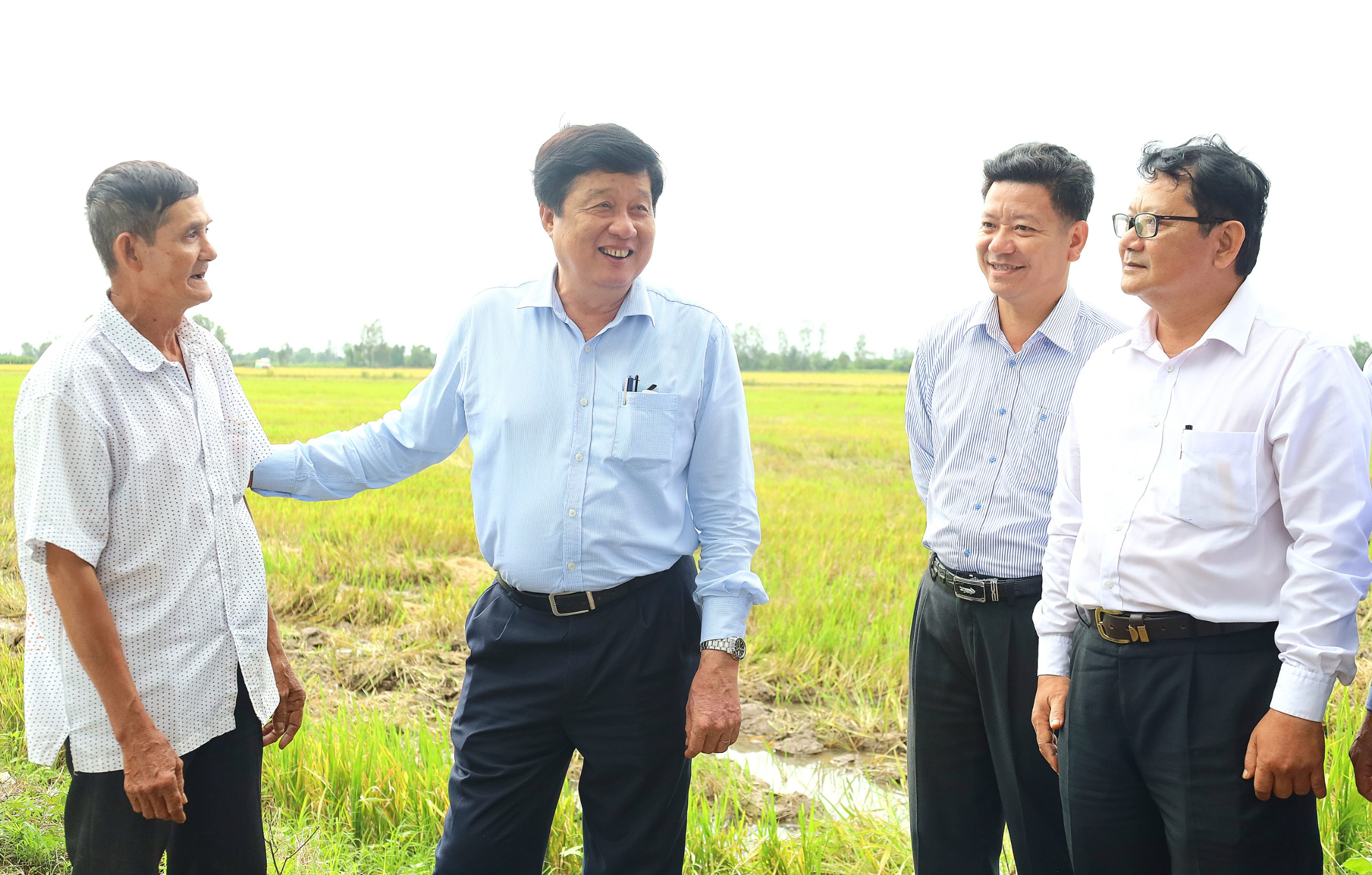 Ông Phạm Văn Hiểu - Phó Bí thư Thường trực Thành ủy, Chủ tịch HÐND TP. Cần Thơ chia sẻ niềm vui trúng mùa được giá với bà con nông dân HTX An Xuân tại xã Thới Xuân, huyện Cờ Đỏ.