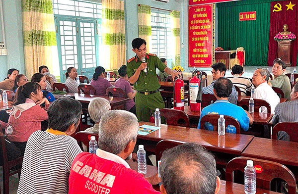 Công an TP Cần Thơ tuyên truyền quy định pháp luật, kỹ năng an toàn về PCCC, hướng dẫn cách sử dụng bình chữa cháy cho người dân trên địa bàn.