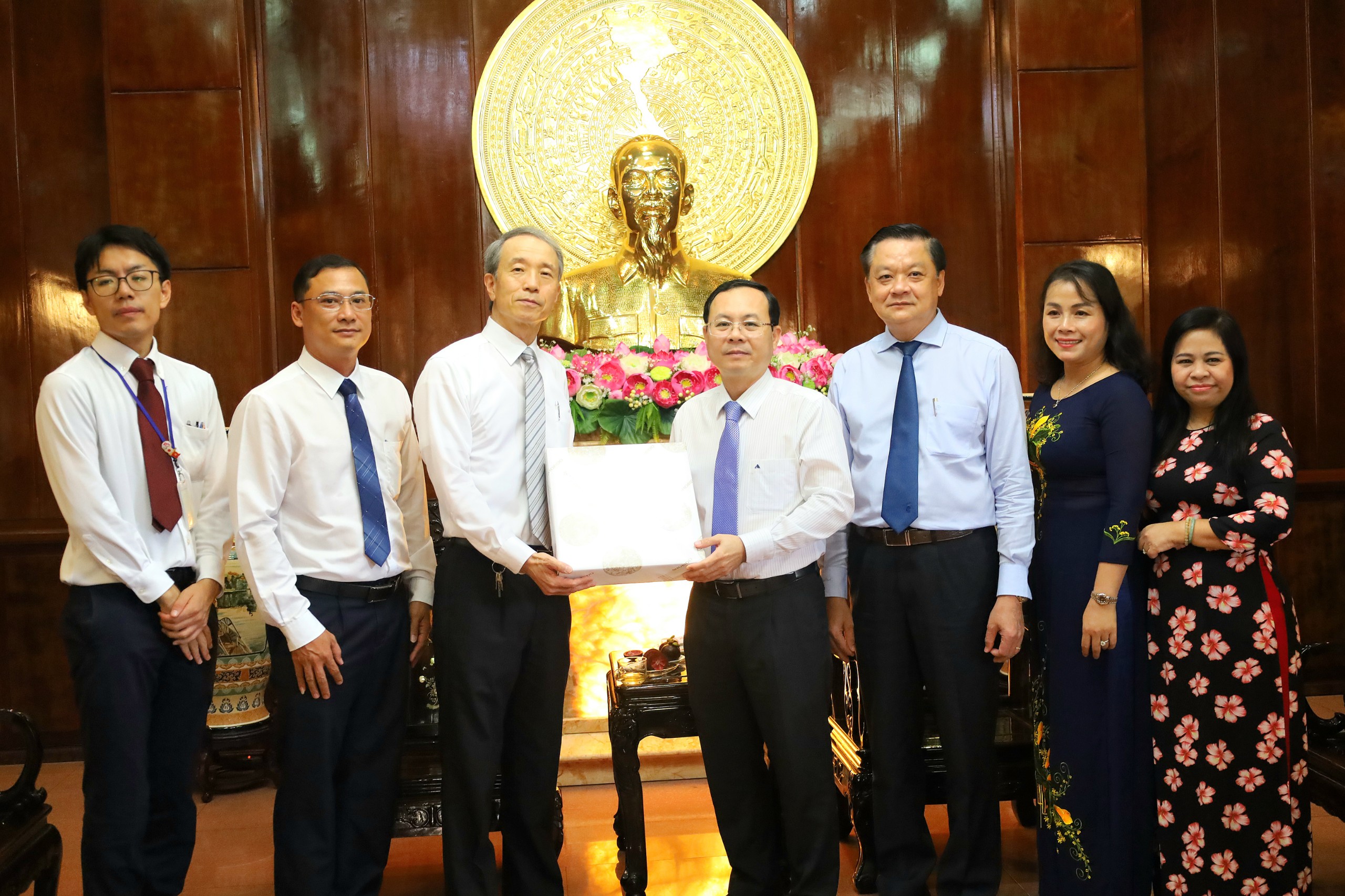 Ngài Ono Masuo - tân Tổng Lãnh sự Nhật Bản tại TP. Hồ Chí Minh tặng quà cho ông Nguyễn Văn Hiếu - Ủy viên dự khuyết BCH Trung ương Đảng, Bí thư Thành ủy Cần Thơ.