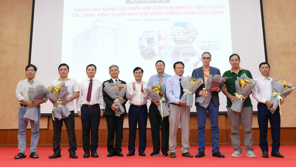 Ông Nguyễn Ngọc Hè - Phó Chủ tịch UBND TP Cần Thơ; ông Hoàng Quốc Cường - Giám đốc Sở Y tế TP Cần Thơ tặng hoa cho các báo cáo viên.