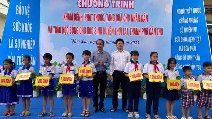 Ông Phạm Phú Trường Giang - Phó Giám đốc Sở Y tế TP Cần Thơ trao học bổng cho các em học sinh.