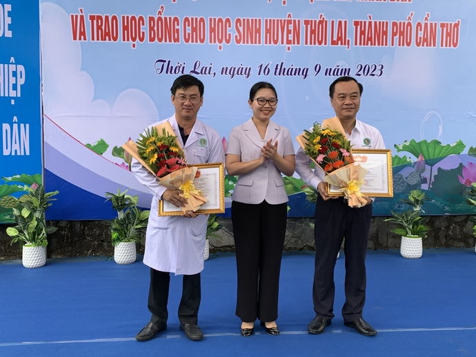 Bà Trần Thị Vĩnh Nghi - Bí thư Huyện uỷ Thới Lai trao hoa và thư cảm ơn đến đại diện Đoàn thầy thuốc Bệnh viện Lê Văn Thịnh.