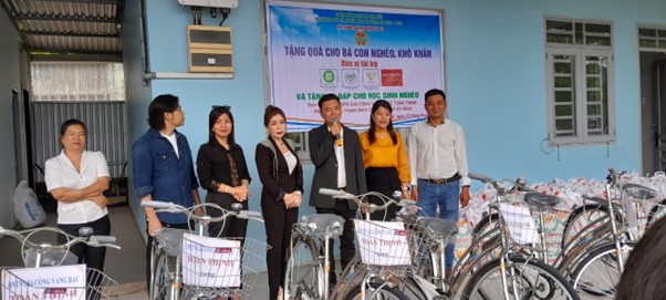 Anh Lâu - chị Trúc và các thành viên trong gia đình dành tặng 12 chiếc xe đạp tặng cho 12 em học sinh nghèo hiếu học.
