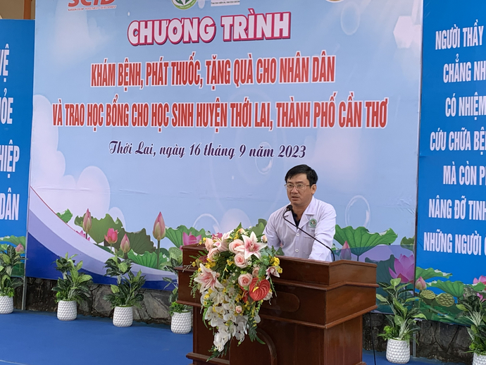 Ông Kiều Ngọc Minh - Phó Giám đốc Bệnh viện Lê Văn Thịnh phát biểu tại buổi khám chữa bệnh và tặng quà cho người dân.