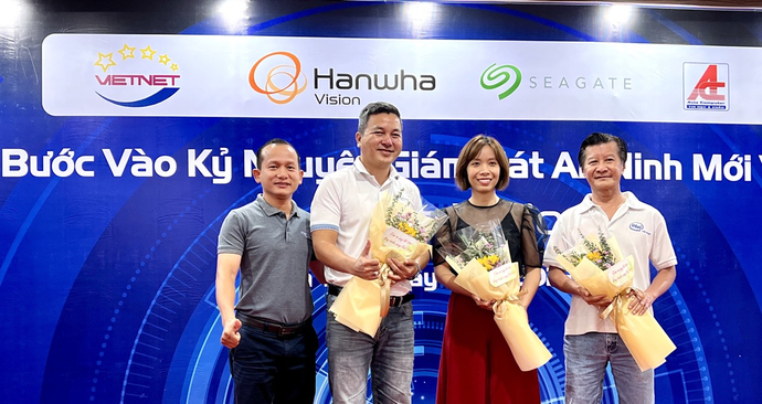 Ông Phan Thanh Sơn - CEO của Công Ty Việt Nét, đã tặng hoa để bày tỏ lòng biết ơn đối với đại diện của đơn vị tham dự hội thảo.