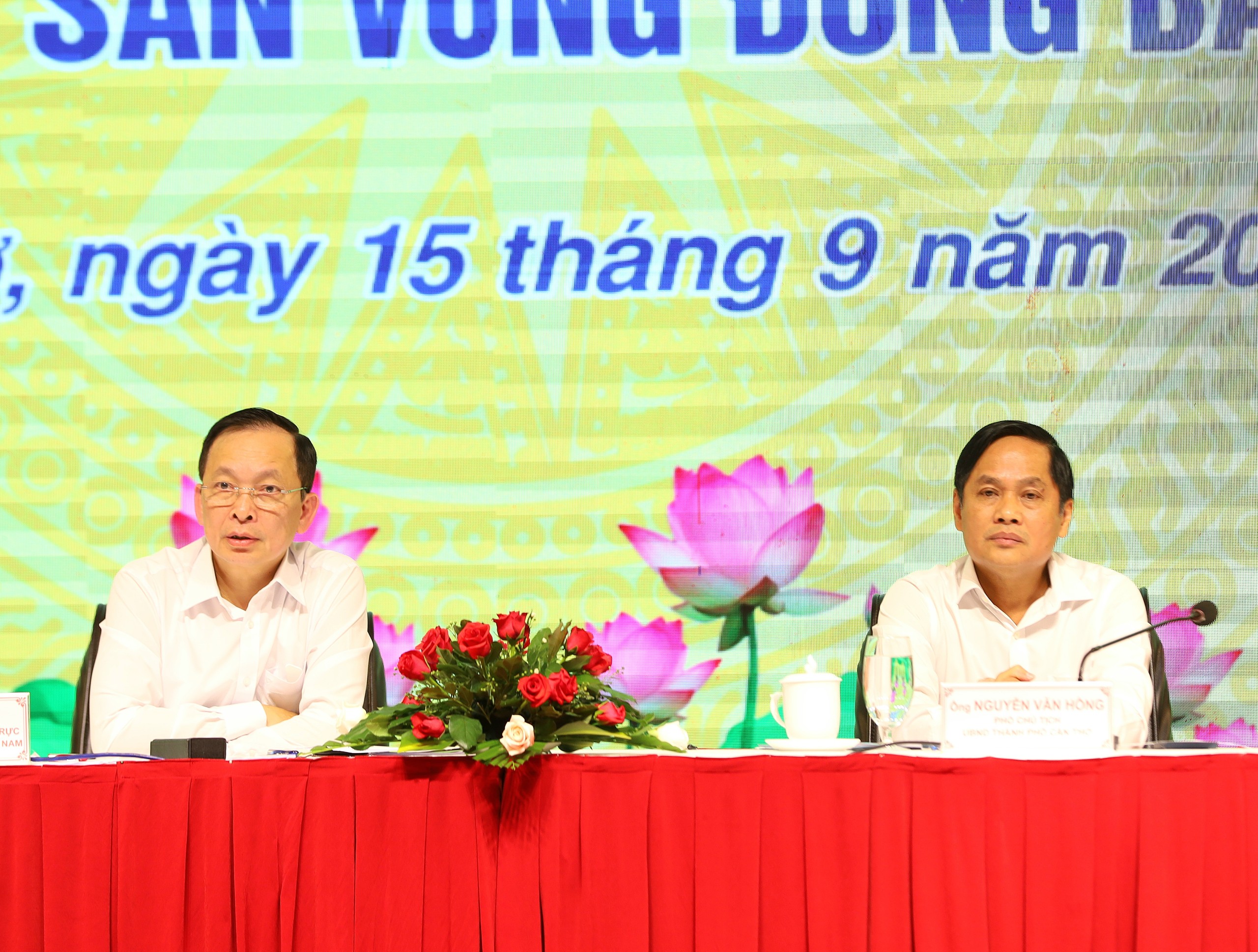 Ông Đào Minh Tú - Phó Thống đốc thường trực Ngân hàng Nhà nước Việt Nam và ông Nguyễn Văn Hồng - Phó Chủ tịch UBND TP. Cần Thơ đồng chủ trì hội nghị.