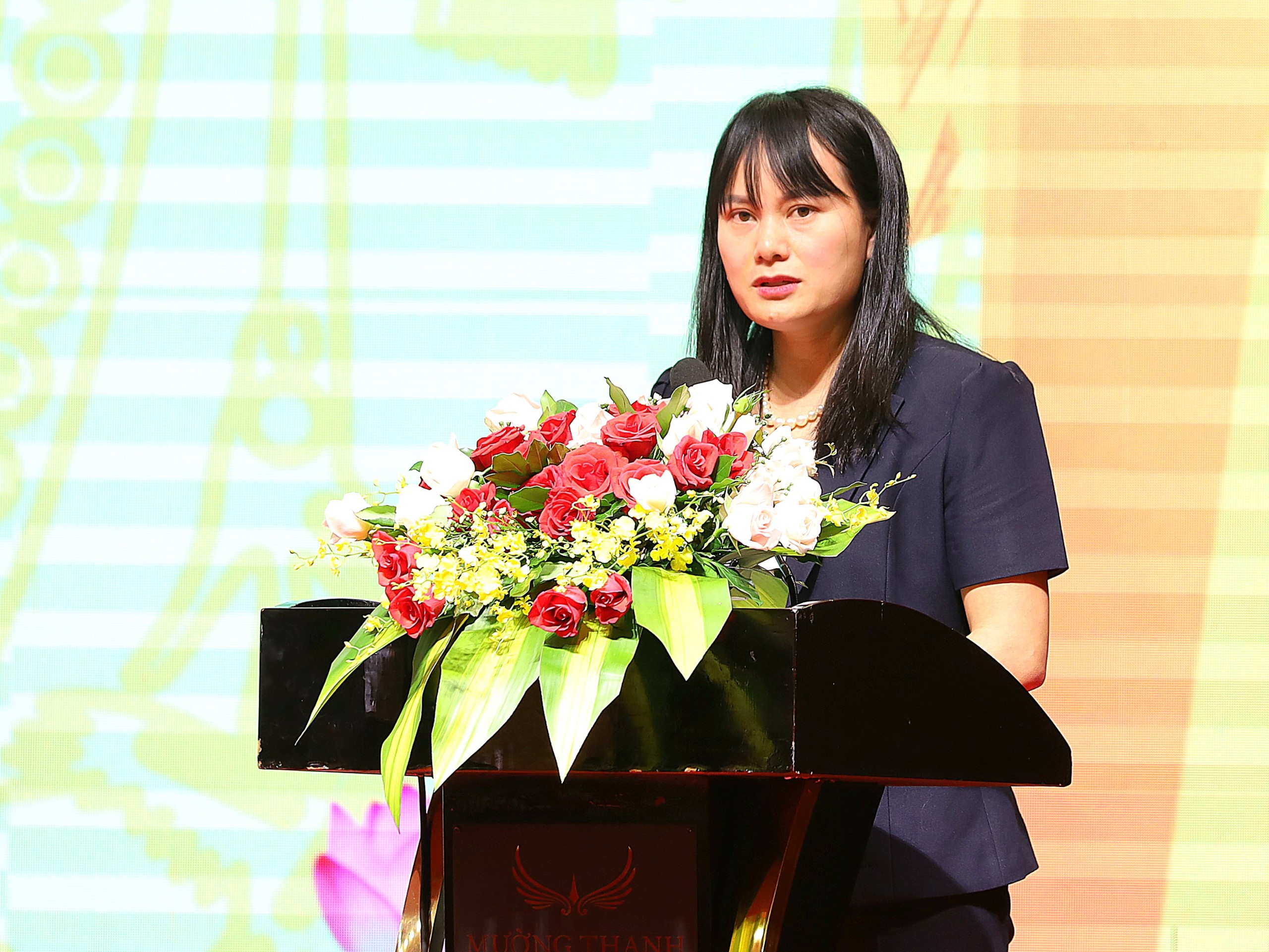 Bà Phùng Thị Bình - Phó Tổng Giám đốc Agribank phát biểu tại hội nghị.