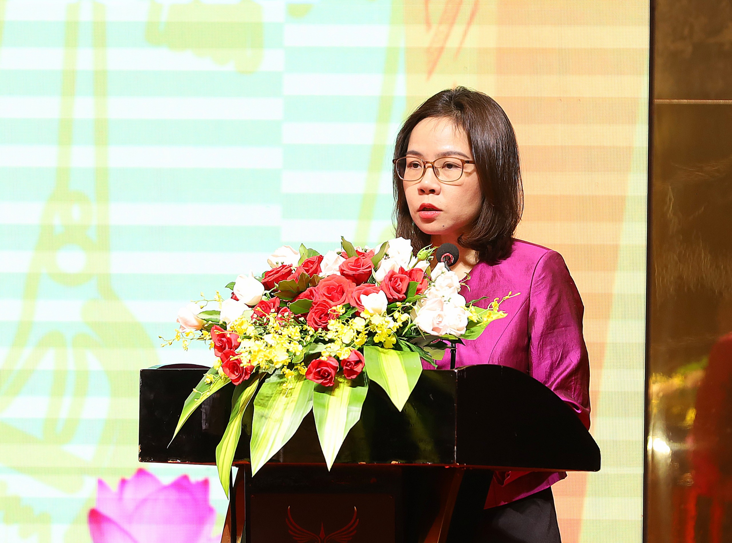 Bà Hà Thu Giang - Vụ trưởng Vụ Tín dụng các ngành kinh tế - NHNN báo cáo về tình hình tín dụng đối với các ngành lúa gạo, thủy sản tại vùng ĐBSCL.