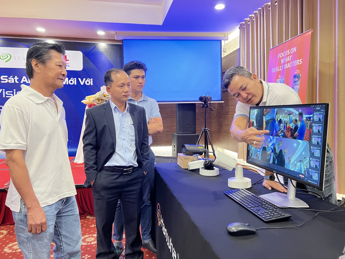 Chuyên gia kỹ thuật Lê Văn Nhân giới thiệu giải pháp AI mới của camera Hanwha.