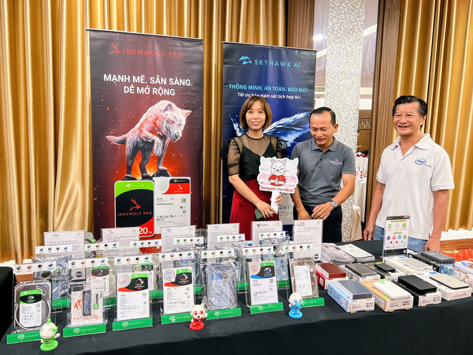 Đại diện Marketing Seagate Việt Nam giới thiệu sản phẩm ổ cứng SkyHawk chuyên dụng cho camera tại hội thảo “Bước vào kỷ nguyên giám sát An ninh”.