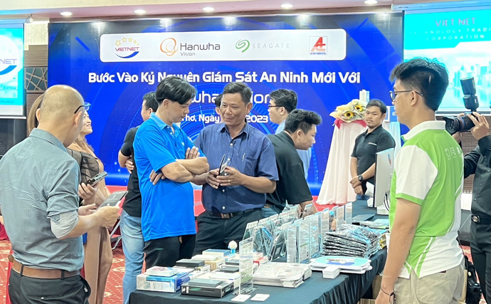 Công ty Việt Nét, nhà cung cấp giải pháp Tổng thể an ninh an toàn và cũng là Nhà phân phối chính thức sản phẩm Hanwha Vision tại Việt Nam đã đáp ứng nhu cầu được trải nghiệm của khách hàng tại hội thảo.