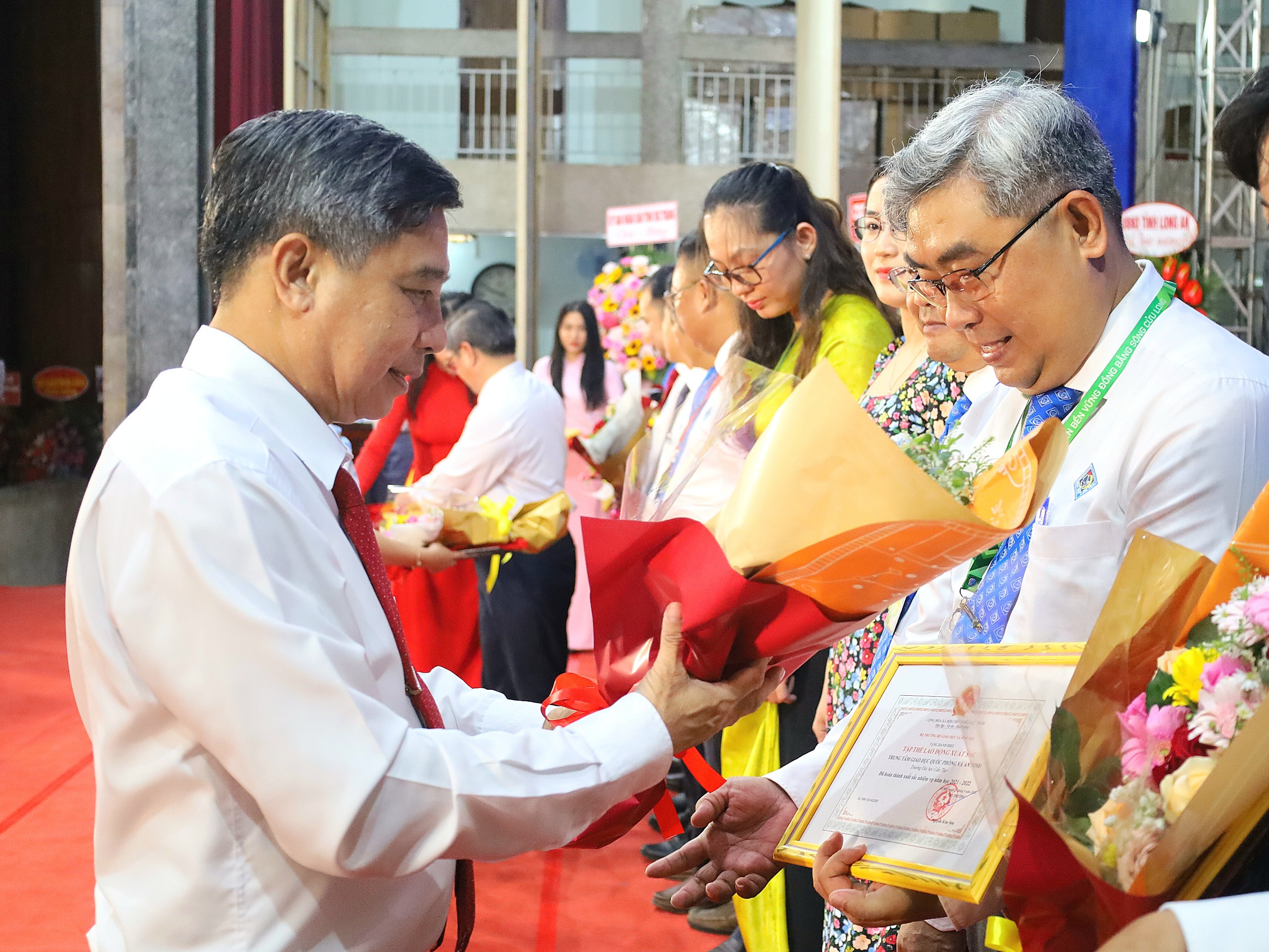 Ông Đồng Văn Thanh - Phó Bí thư Tỉnh ủy, Chủ tịch Ủy ban nhân dân tỉnh Hậu Giang trao tặng Bằng khen của Thủ tướng Chính phủ cho các tập thể, cá nhân Trường ĐH Cần Thơ vì đã có thành tích xuất sắc trong công tác, góp phần vào sự nghiệp xây dựng chủ nghĩa xã hội và bảo vệ Tổ quốc.