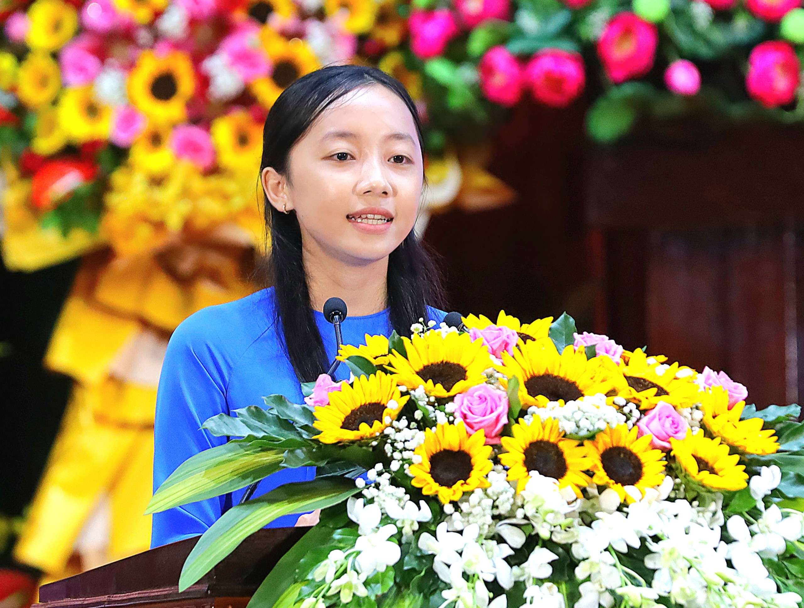 Sinh viên Trương Lê Yên - Ngành Sư phạm Ngữ văn khóa 49 đại diện tân sinh viên phát biểu tại lễ khai giảng.