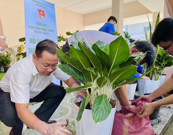 Anh Trần Tiến Dũng - Phó Bí thư Thường trực Quận ủy Ninh Kiều cùng đại diện lãnh đạo các cấp hưởng ứng trồng cây cùng Đoàn viên thanh niên.