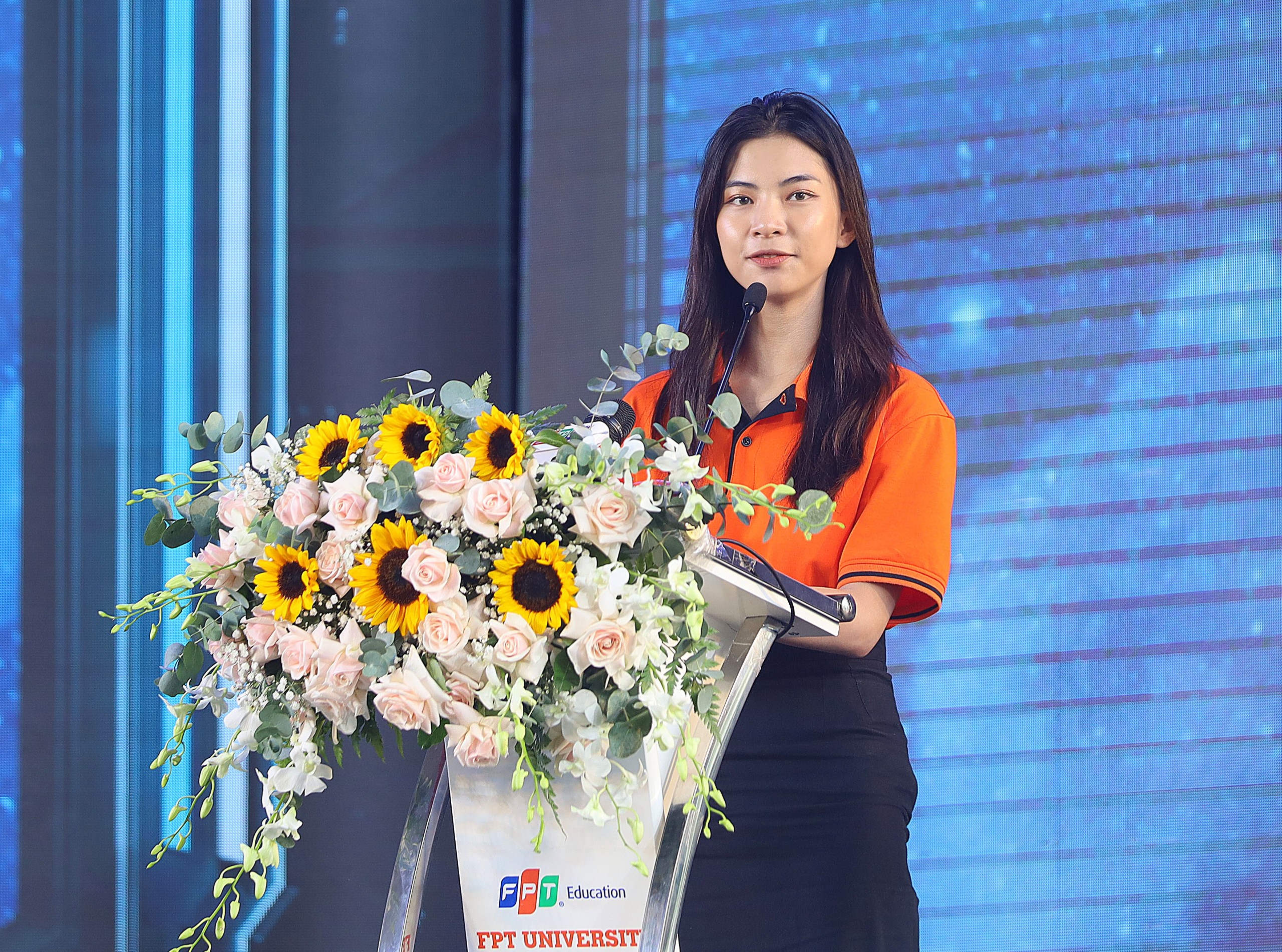 Sinh viên Phan Lê Kim Ngọc - tân sinh viên chuyên ngành Truyền thông Đa phương tiện đại diện tân sinh viên phát biểu.