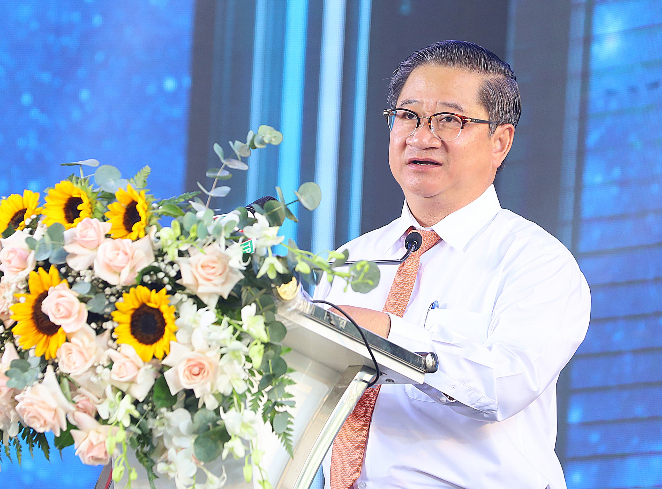 Ông Trần Việt Trường – Phó Bí thư Thành ủy, Chủ tịch UBND TP. Cần Thơ phát biểu tại lễ khai giảng.