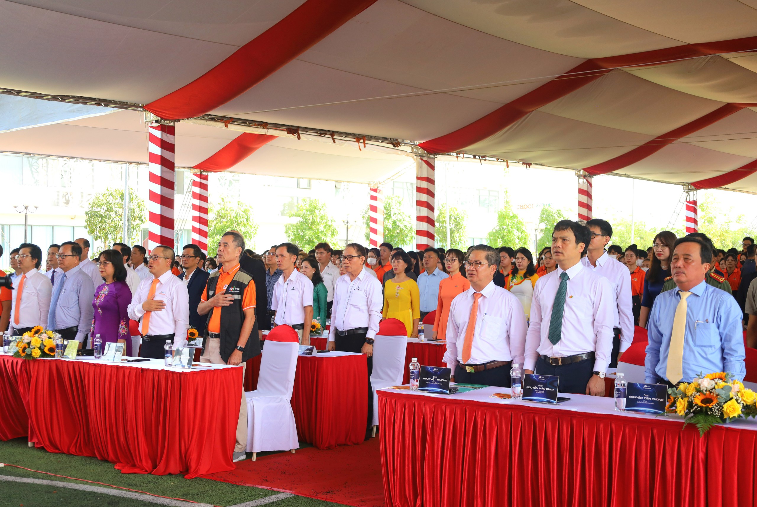 Các đại biểu thực hiện nghi thức chào cờ tại Lễ khai giảng Khoá 19 năm học 2023 - 2024 và Khánh thành Toà nhà Hiệu bộ Alpha - Trường Đại học FPT Cần Thơ.