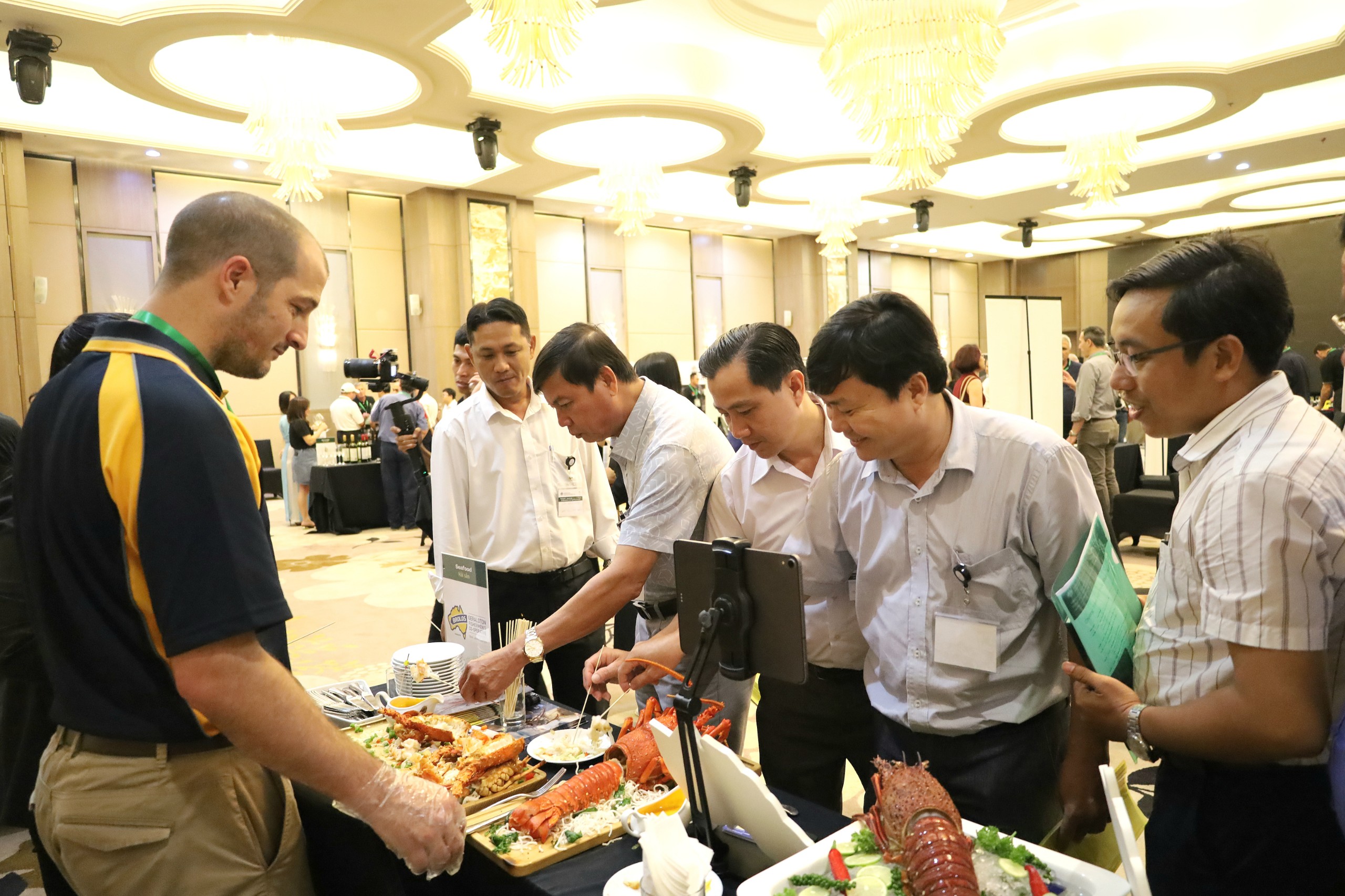 Các đại biểu tham dự chương trình thưởng thức món ăn từ đầu bếp Australia.
