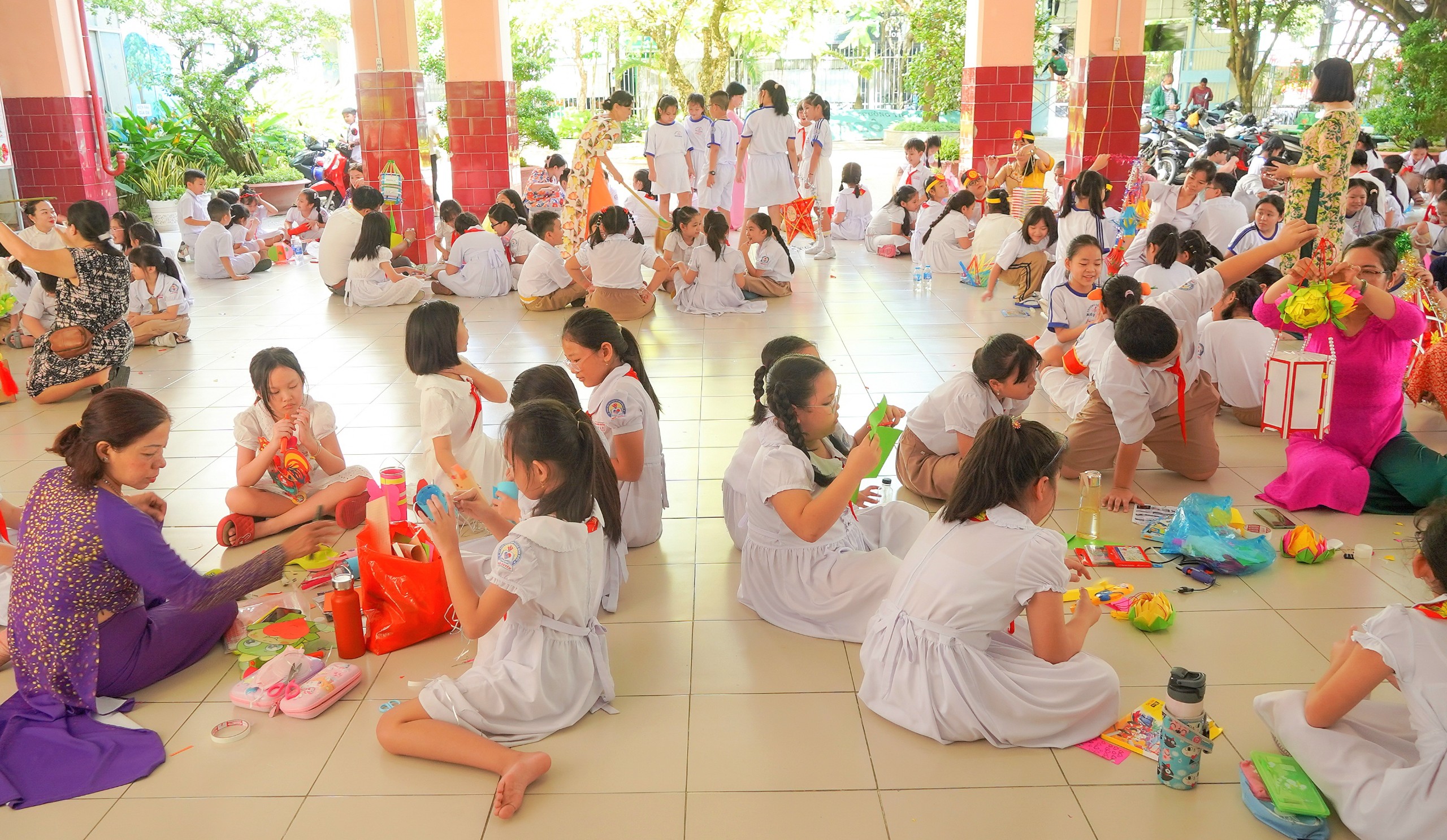 Không khí Trung thu đang rộn ràng, các em học sinh hào hứng tham gia làm lồng đèn, thiệp mừng Trung thu do nhà trường tổ chức.