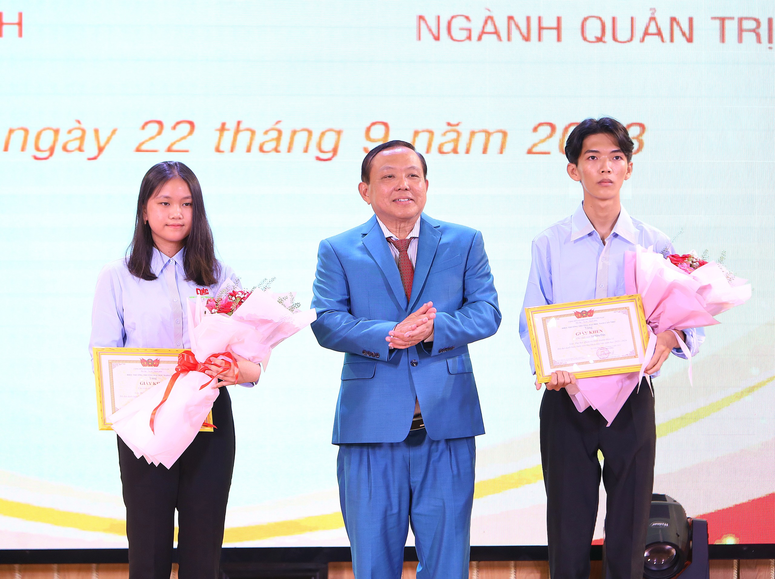 TS.LS Nguyễn Tiến Dũng - Chủ tịch Hội đồng Trường Đại học Nam Cần Thơ trao khen thưởng cho sinh viên Trần Tường Vy - Lê Hữu Đức thủ khoa đầu vào khóa 11.