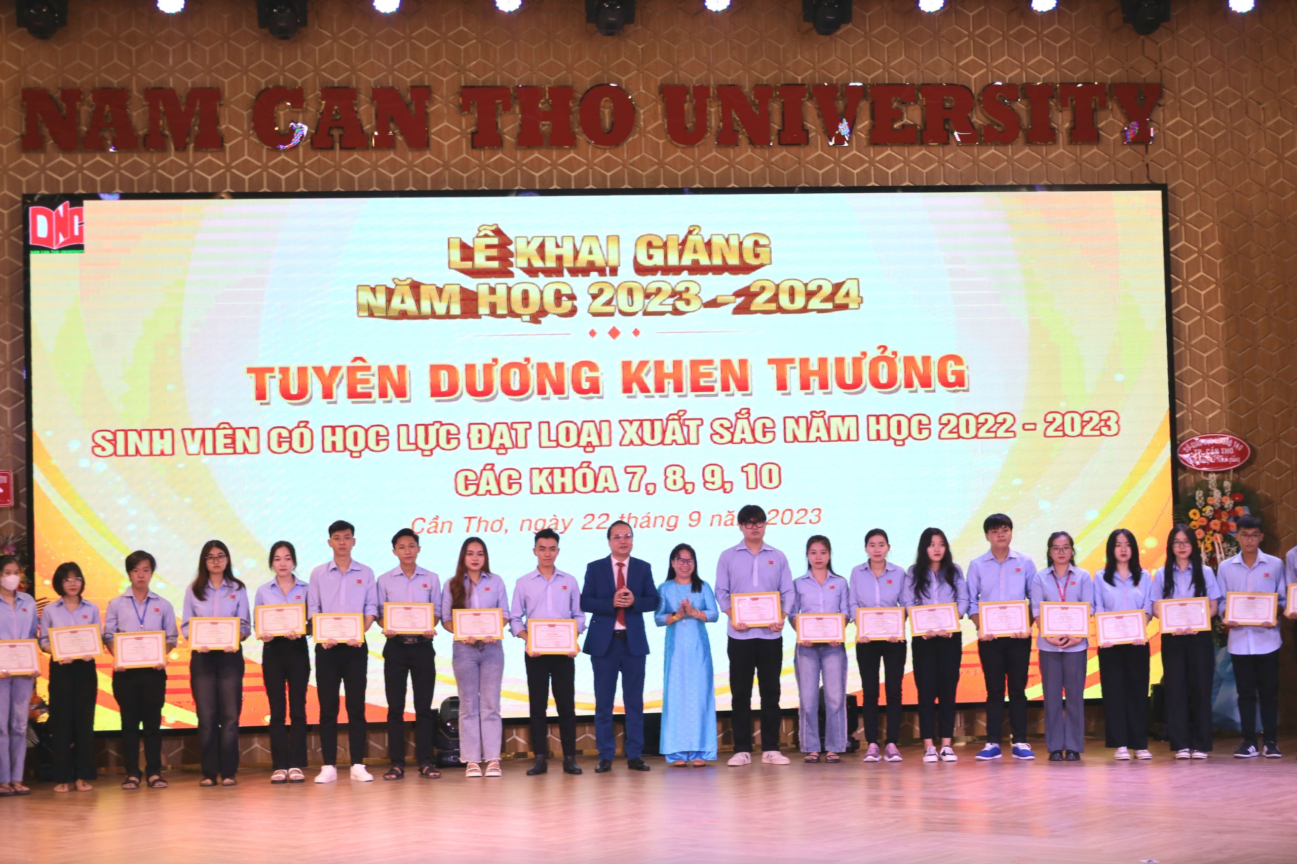 Tuyên dương khen thưởng cho sinh viên có học lực đạt loại xuất sắc năm học 2022 - 2023.