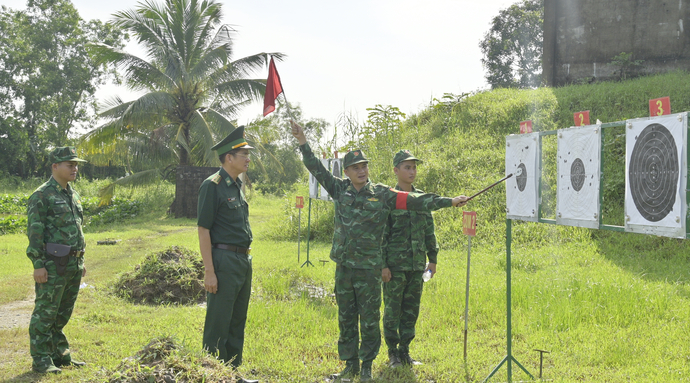 Đại tá Huỳnh Văn Đông - Bí thư Đảng ủy, Chính ủy Bộ đội Biên phòng tỉnh Kiên Giang, kiểm tra đường ngắm, điểm chạm của các thí sinh, đồng thời động viên tinh thần trước khi lên đường tham gia hội thi cấp Bộ tư lệnh.