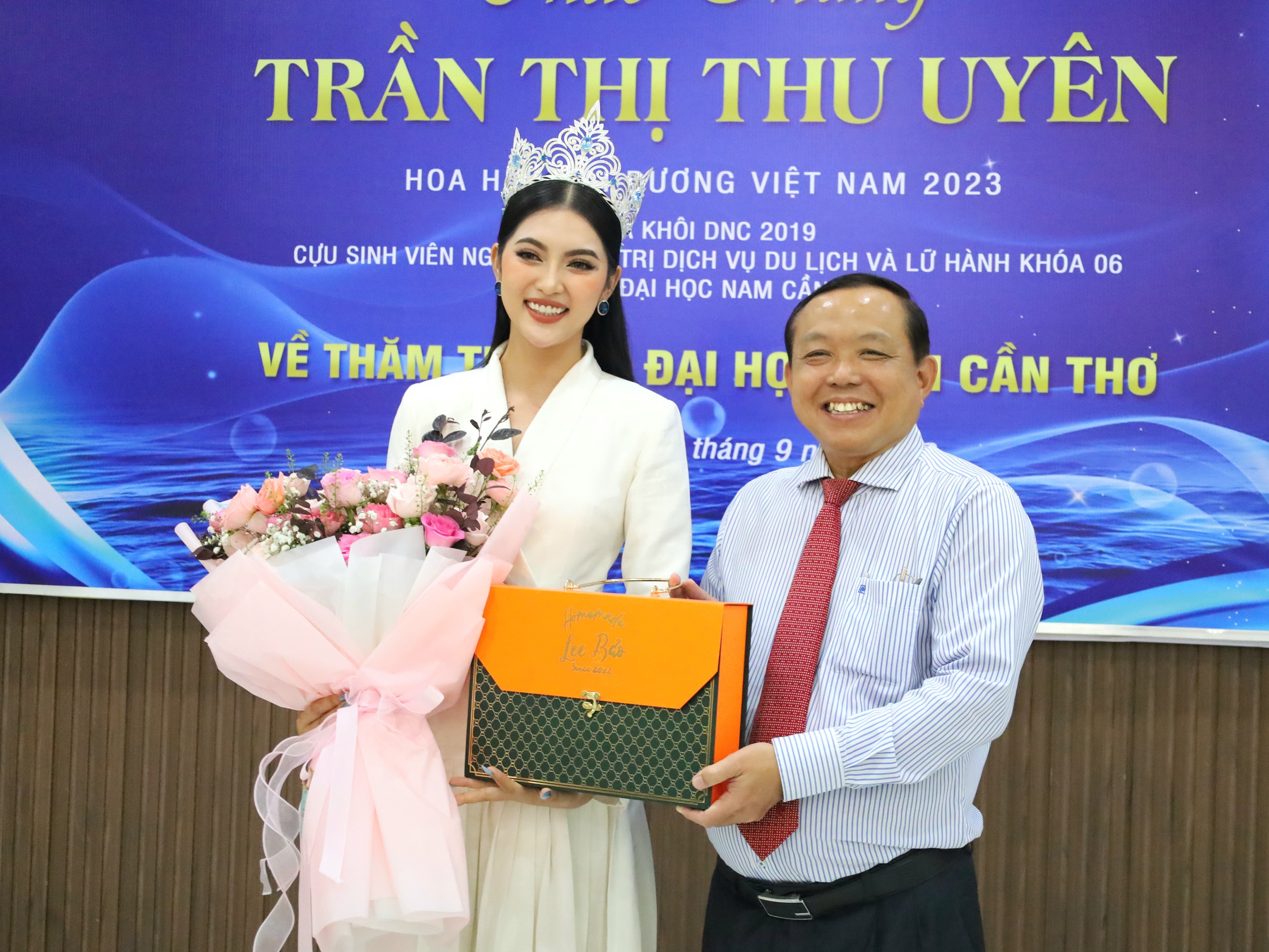 TS.LS Nguyễn Tiến Dũng - Chủ tịch Hội đồng Trường Đại học Nam Cần Thơ tặng quà cho Hoa hậu Đại dương Việt Nam 2023 Trần Thị Thu Uyên.