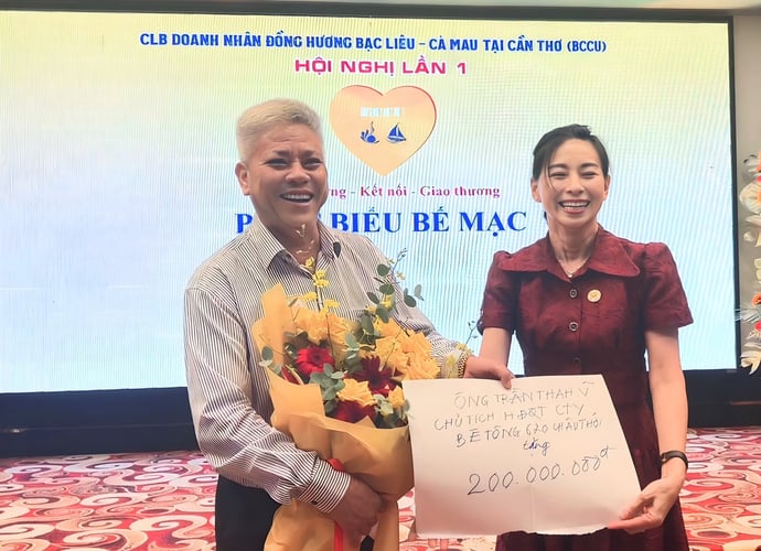 Bà Lâm Kim Khôi - Chủ tịch CLB BCCU vui mừng tặng hoa cho ông Ông Trần Thanh Vũ (Chủ tịch HĐQT Công ty 620 Châu Thới), người đã góp 200 triệu đồng vào quỹ hoạt động của BCCU.