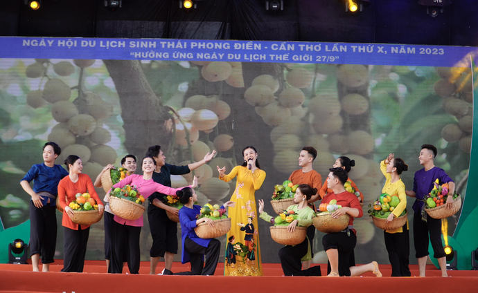 Những tiết mục văn nghệ đặc sắc diễn ra tại Ngày hội du lịch huyện Phong Điền.