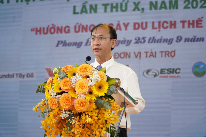 Ông Nguyễn Trung Nghĩa - Phó Bí thư huyện ủy, Chủ tịch UBND huyện Phong Điền phát biểu tại lễ Ngày hội du lịch.