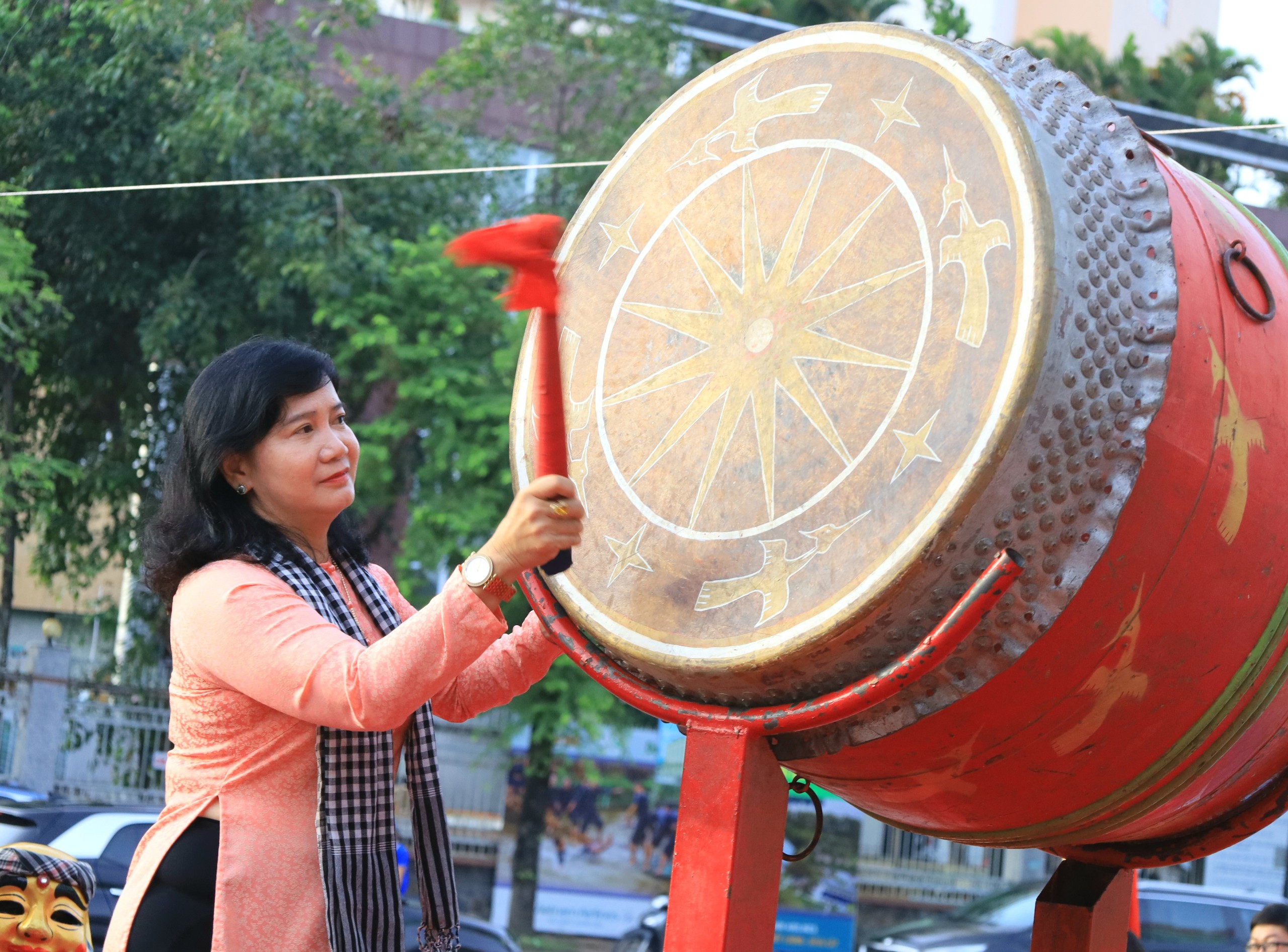 Bà Đào Thị Thanh Thúy - Phó Giám đốc Sở Văn hóa, Thể thao và Du lịch TP. Cần Thơ đánh trống xuất phát diễu hành và trưng bày xe điện.