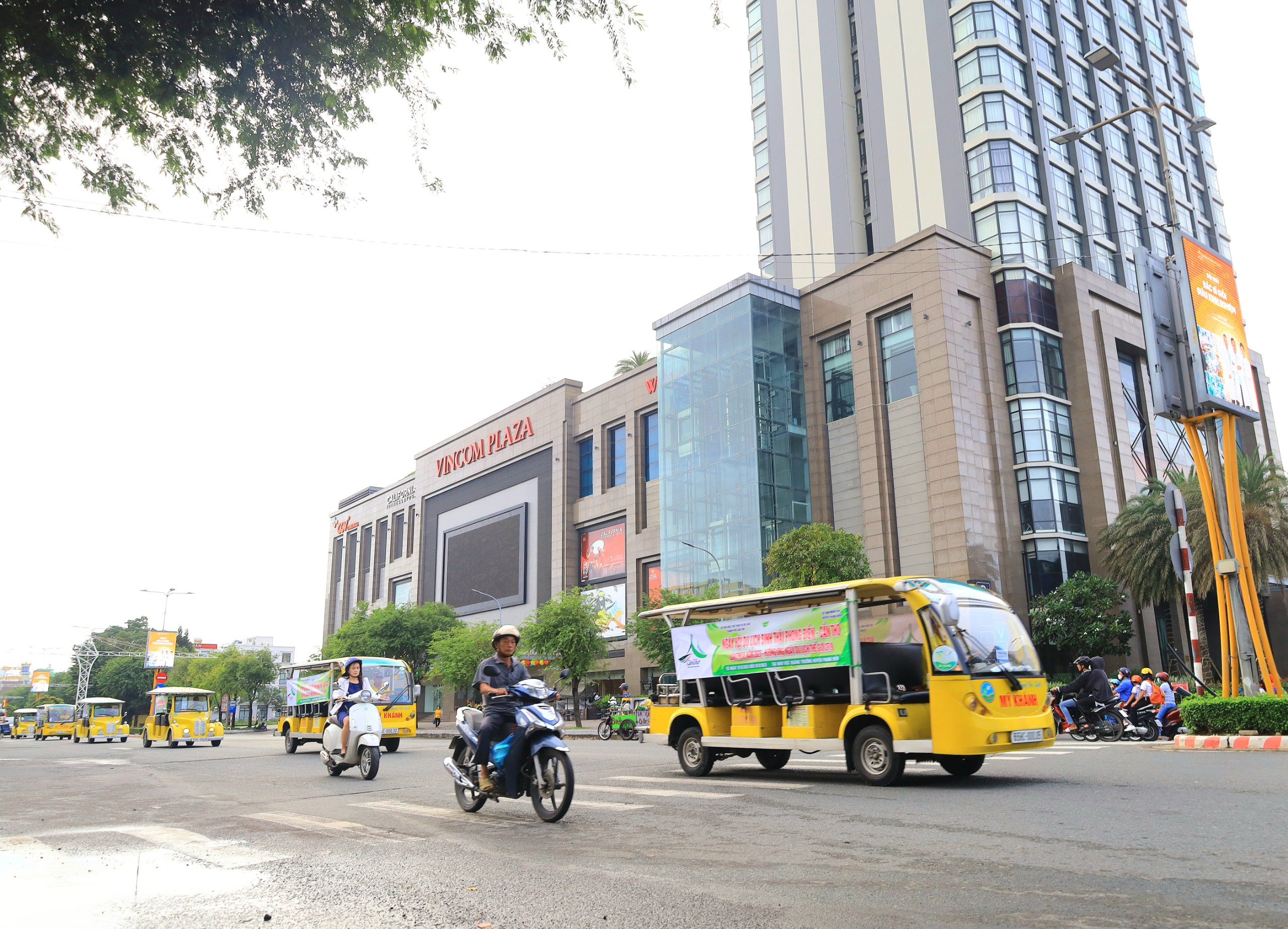 Đoàn xe diễu hành đi ngang qua Vincom Plaza Xuân Khánh.