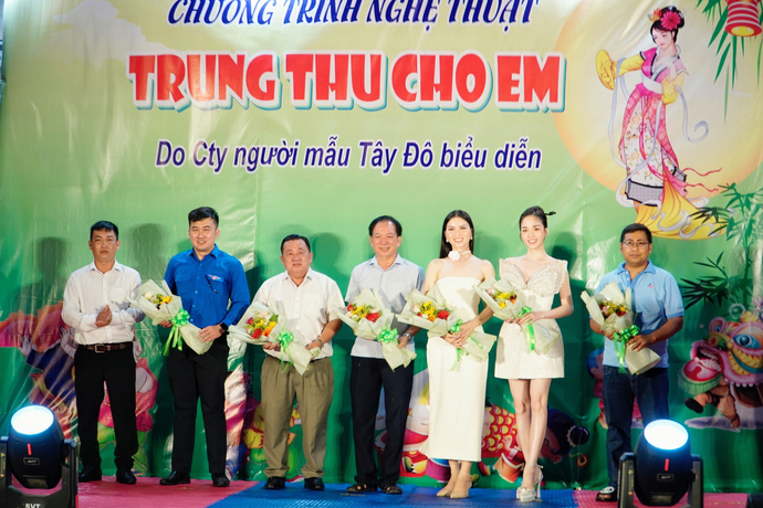 Ban tổ chức tri ân các nhà tài trợ, mạnh thường quân đã chung tay mang lại đêm hội ấm áp cho bà con tại xã Đông Thạnh, thị xã Bình Minh, tỉnh Vĩnh Long.