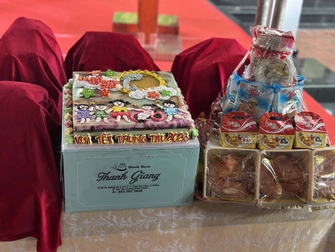Trung tâm CTXH TP Cần Thơ bày mâm cỗ đầy ắp bánh kẹo, những món trái cây truyền thống mỗi dịp trung thu cho trẻ em vui chơi đêm Tết.