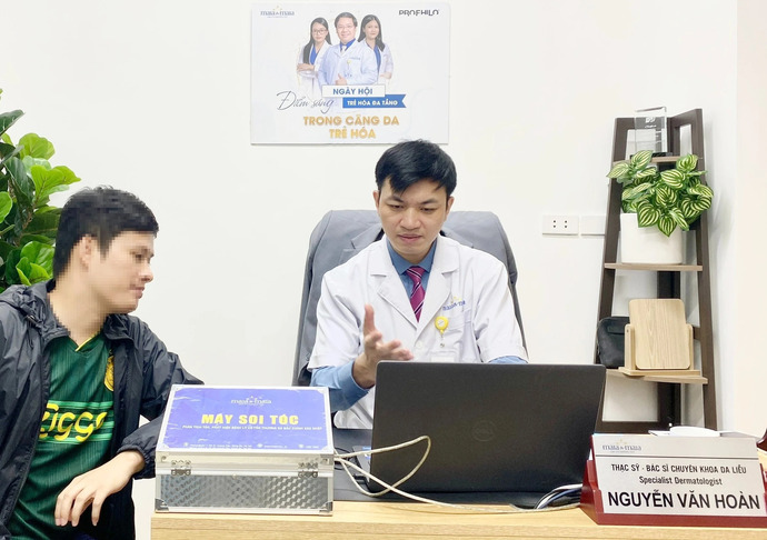 Thạc sĩ, Bác sĩ Nguyễn Văn Hoàn thăm khám cho bệnh nhân (Ảnh: BSCC)