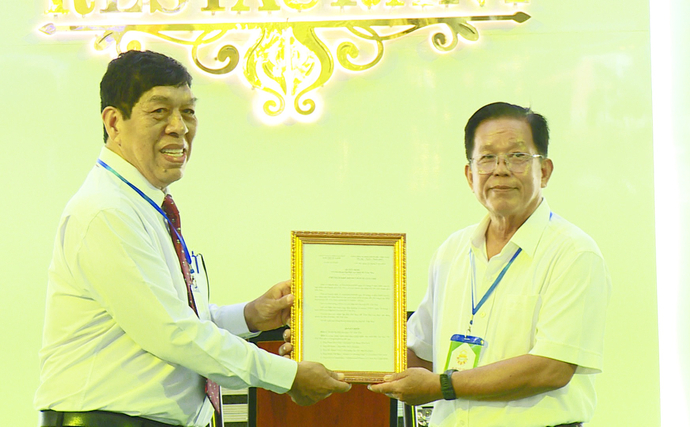 Ông Phạm Bửu Việt (phải) - Chủ tịch Hội nhận quyết định chính thức ra mắt Hội Ẩm Thực Cần Thơ.