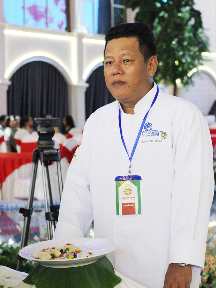 Anh Phước Nguyễn giới thiệu về các món ăn mà anh sáng tạo từ sản vật địa phương miệt sông nước