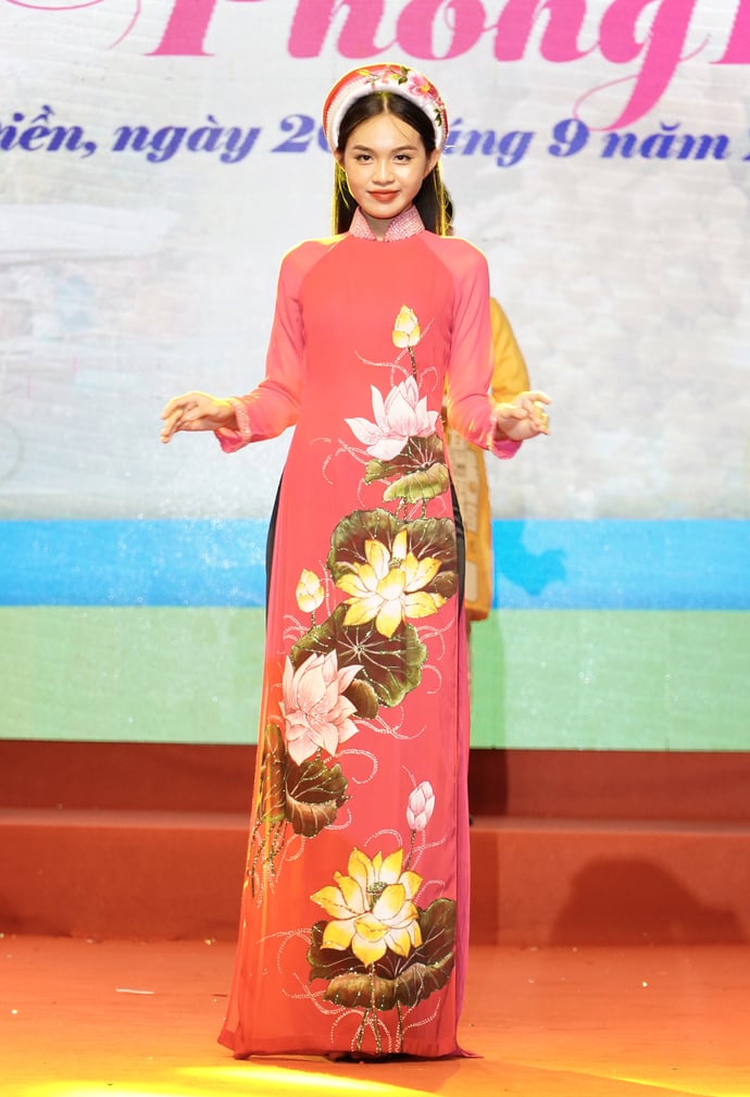 Áo dài đã trở thành sản phẩm văn hoá vật thể truyền thống không thể thiếu đại diện cho vẻ đẹp của người Việt.