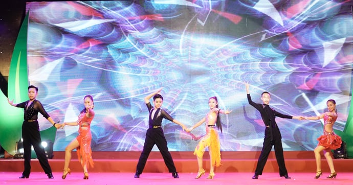 Các vũ công nhảy điêu luyện trên nền nhạc Dancesport cũng là các gương mặt trẻ đầy triển vọng được đào tạo tại Tây Đô Model.