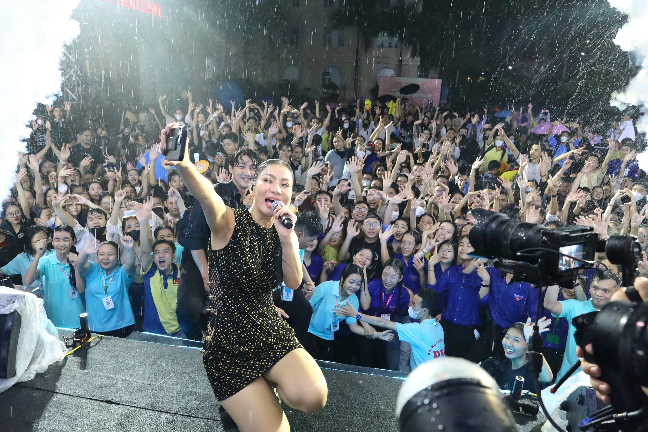 Ca sĩ Thu Minh chụp hình selfie cùng các sinh viên tham gia chương trình.